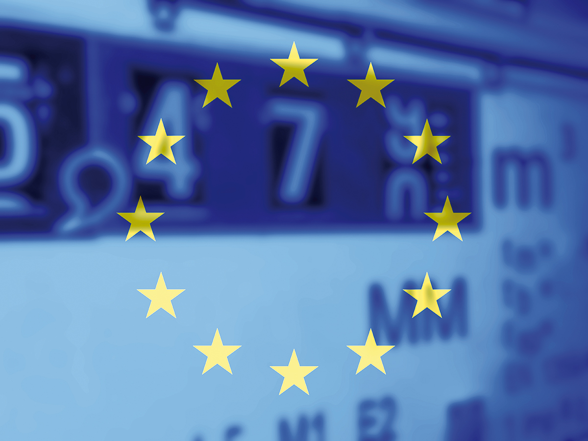 Ein Gaszähler und Flagge der Europäischen Union EU