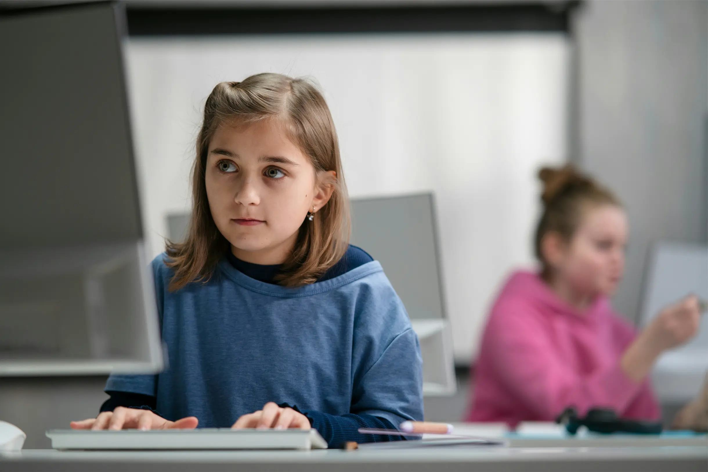 Kinder in der Schule am Computer