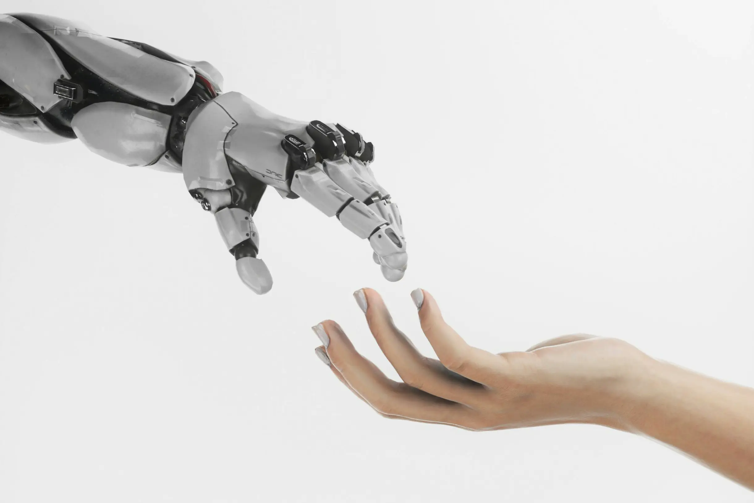 Roboterarm und Menschenarm nähern sich an, als Darstellung für Nutzung von KI in der Pflege