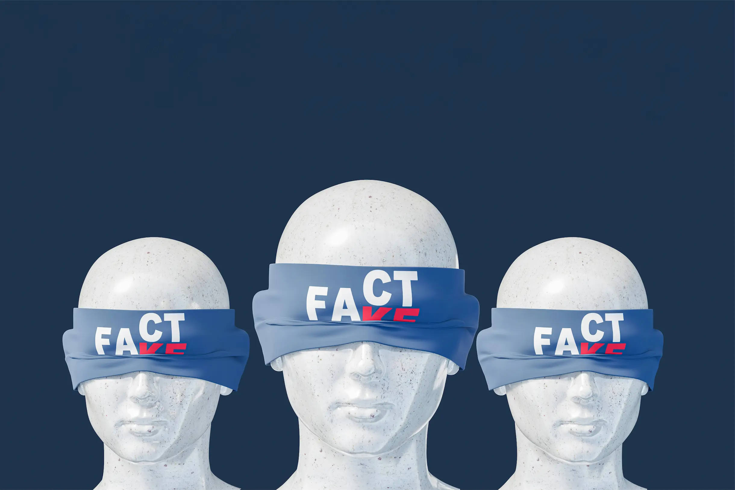 Skulpturköpfe mit Augenbinde mit der Aufschrift fact or fake