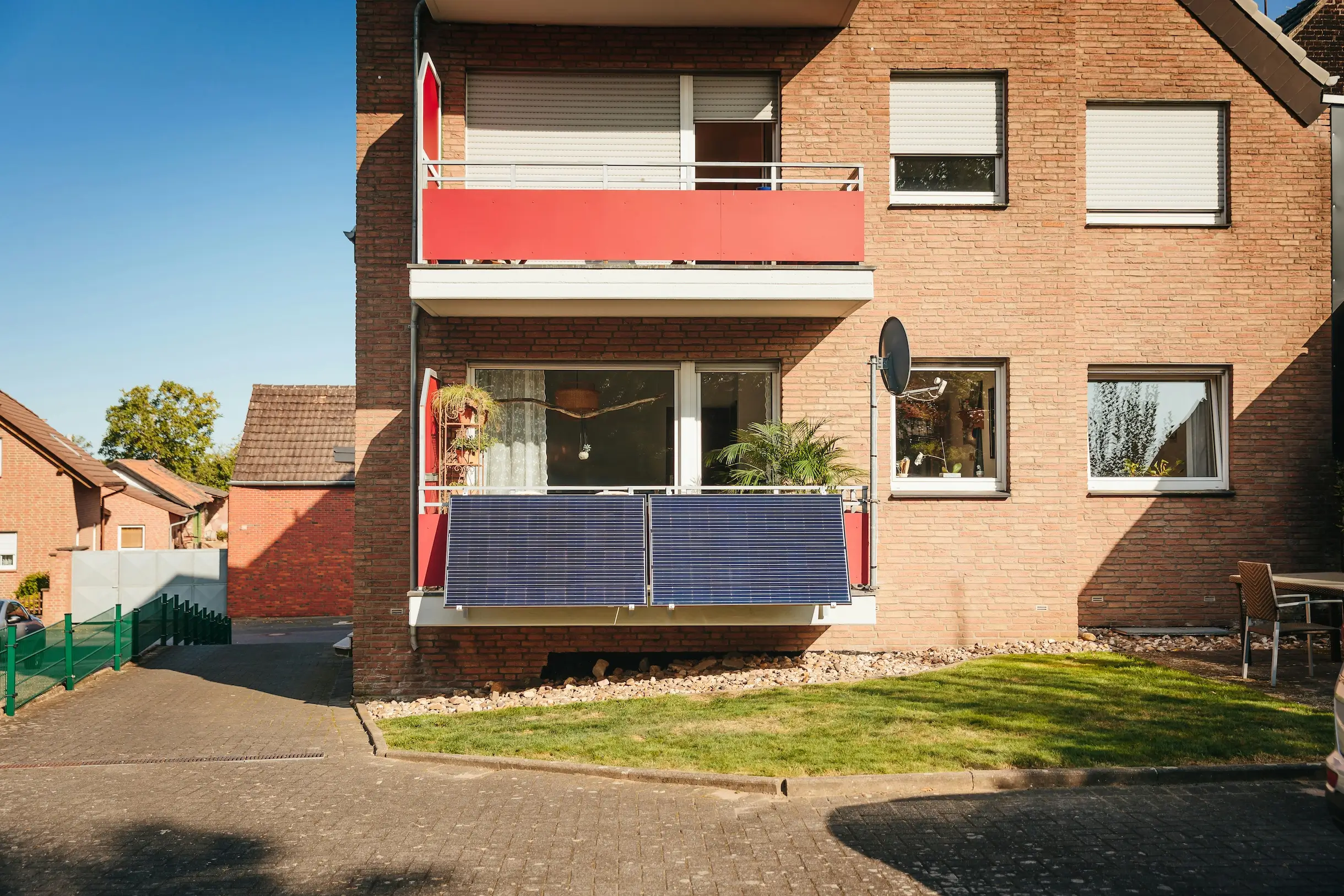Einfache Balkon Solaranlage aus zwei Modulen.