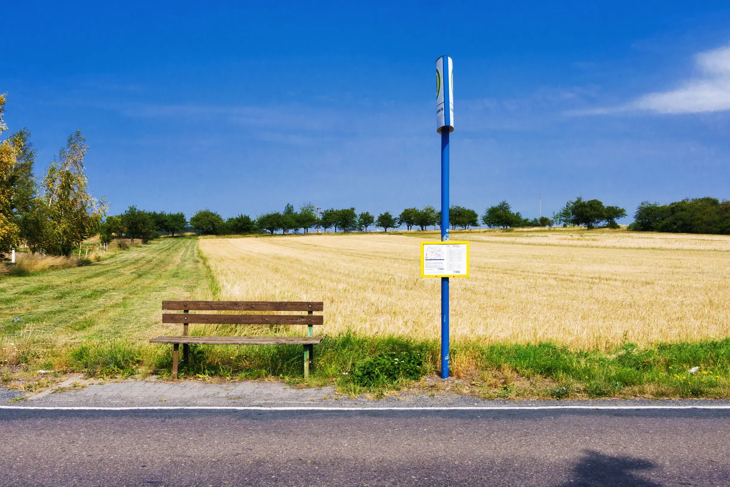 Eine Sitzbank an einer ländlichen Bushaltestelle