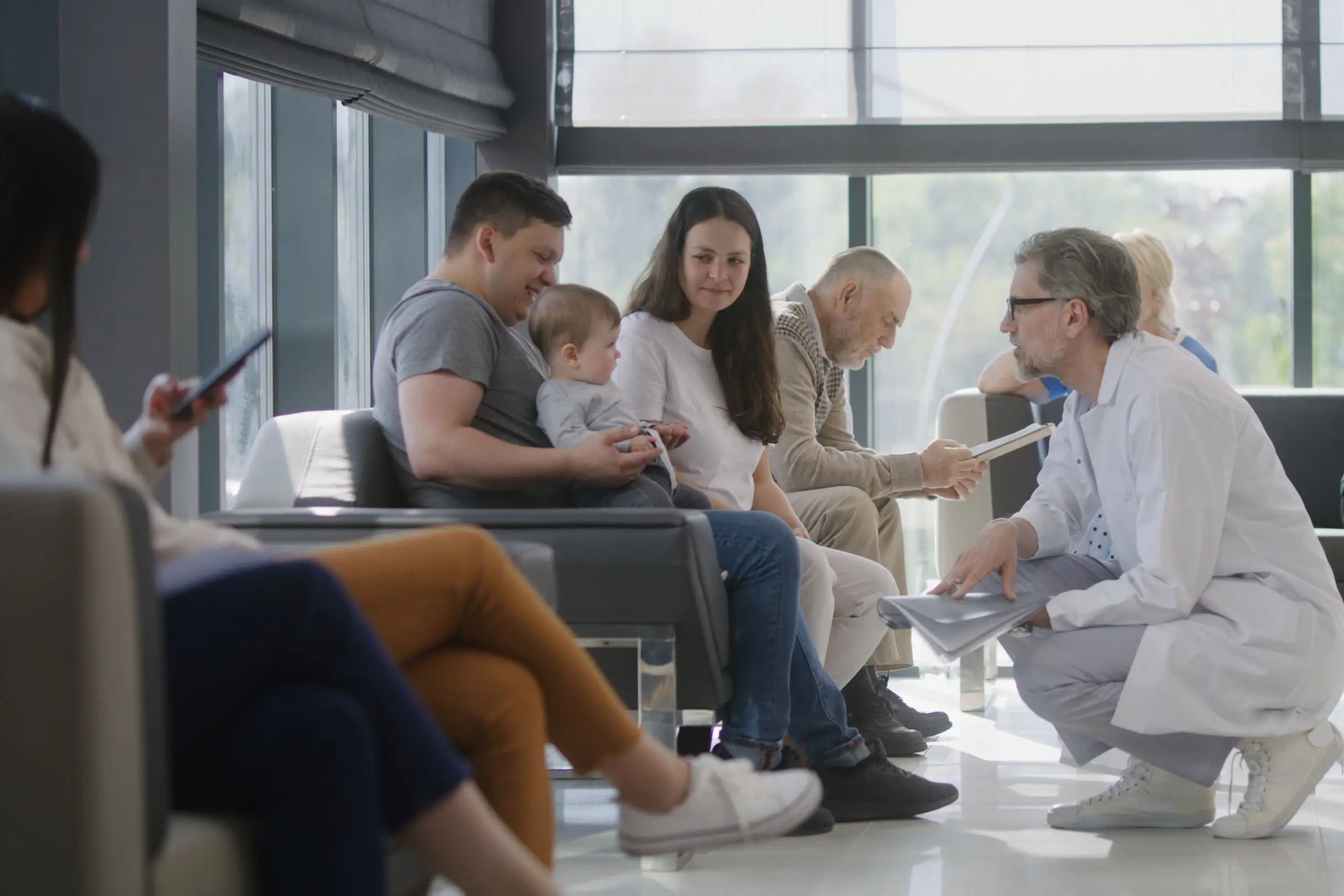 Pesonen und Arzt im Wartezimmer eines Krankenhauses